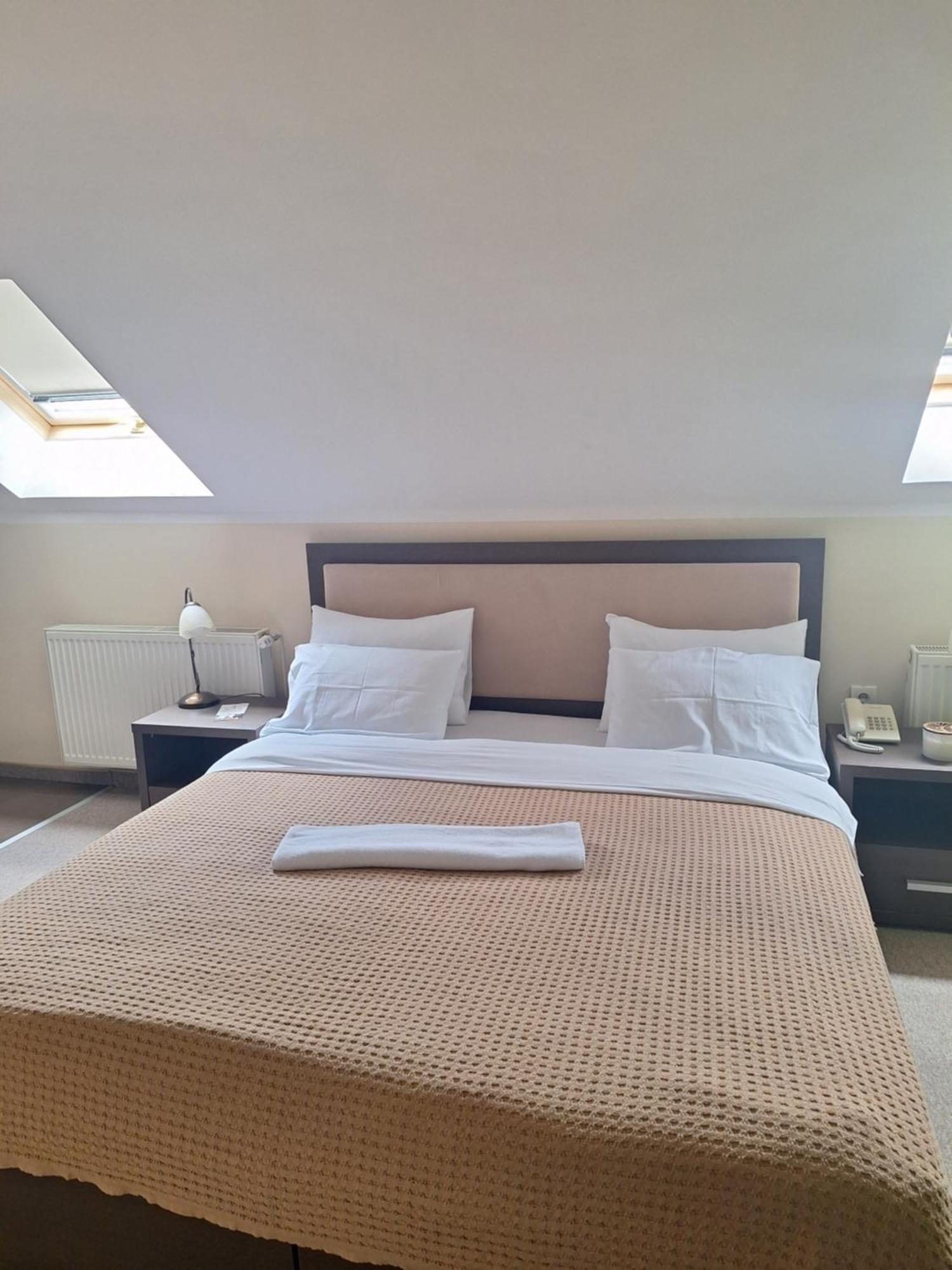 Garni Hotel Ema Kragujevac Esterno foto