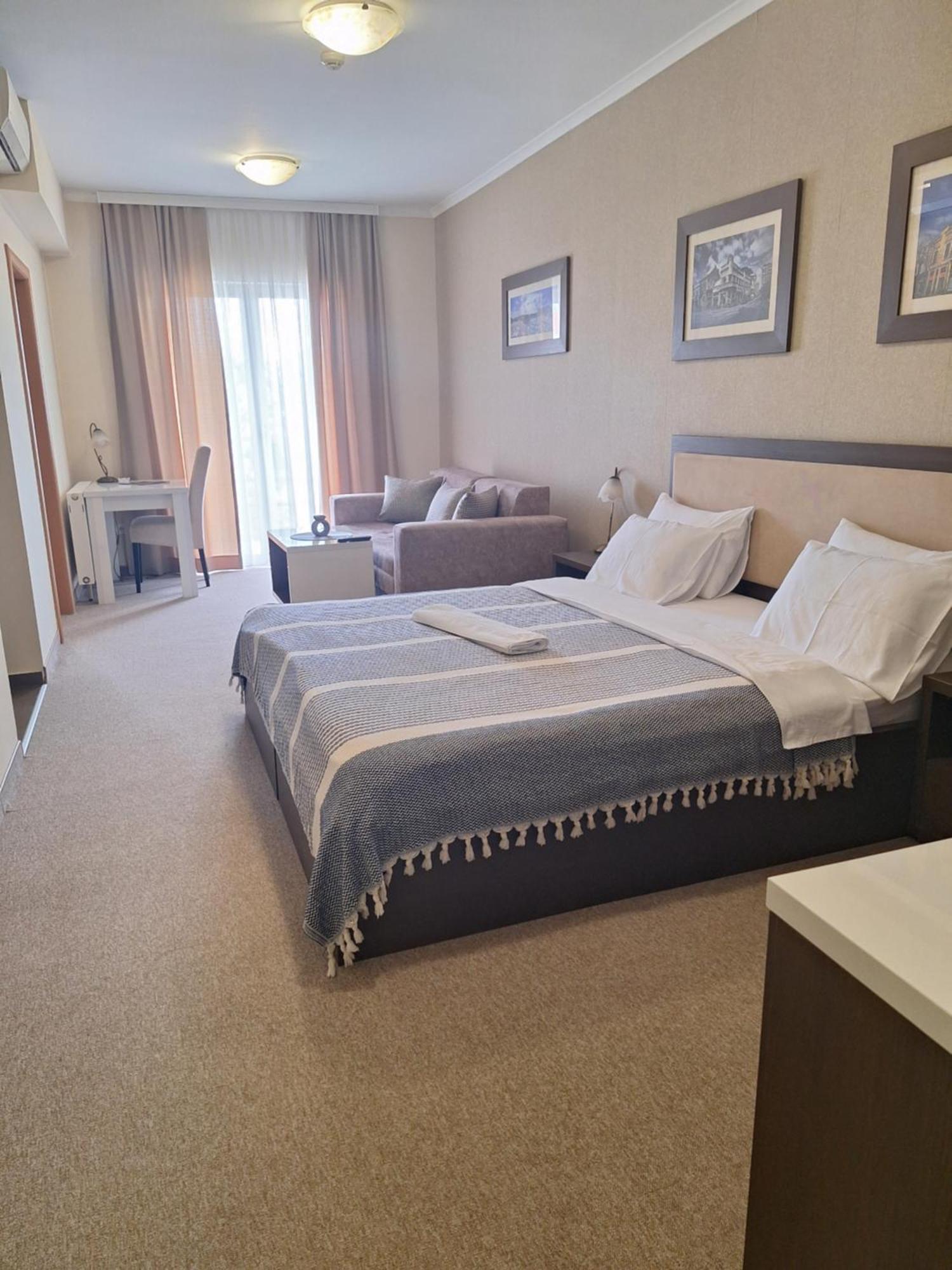 Garni Hotel Ema Kragujevac Esterno foto