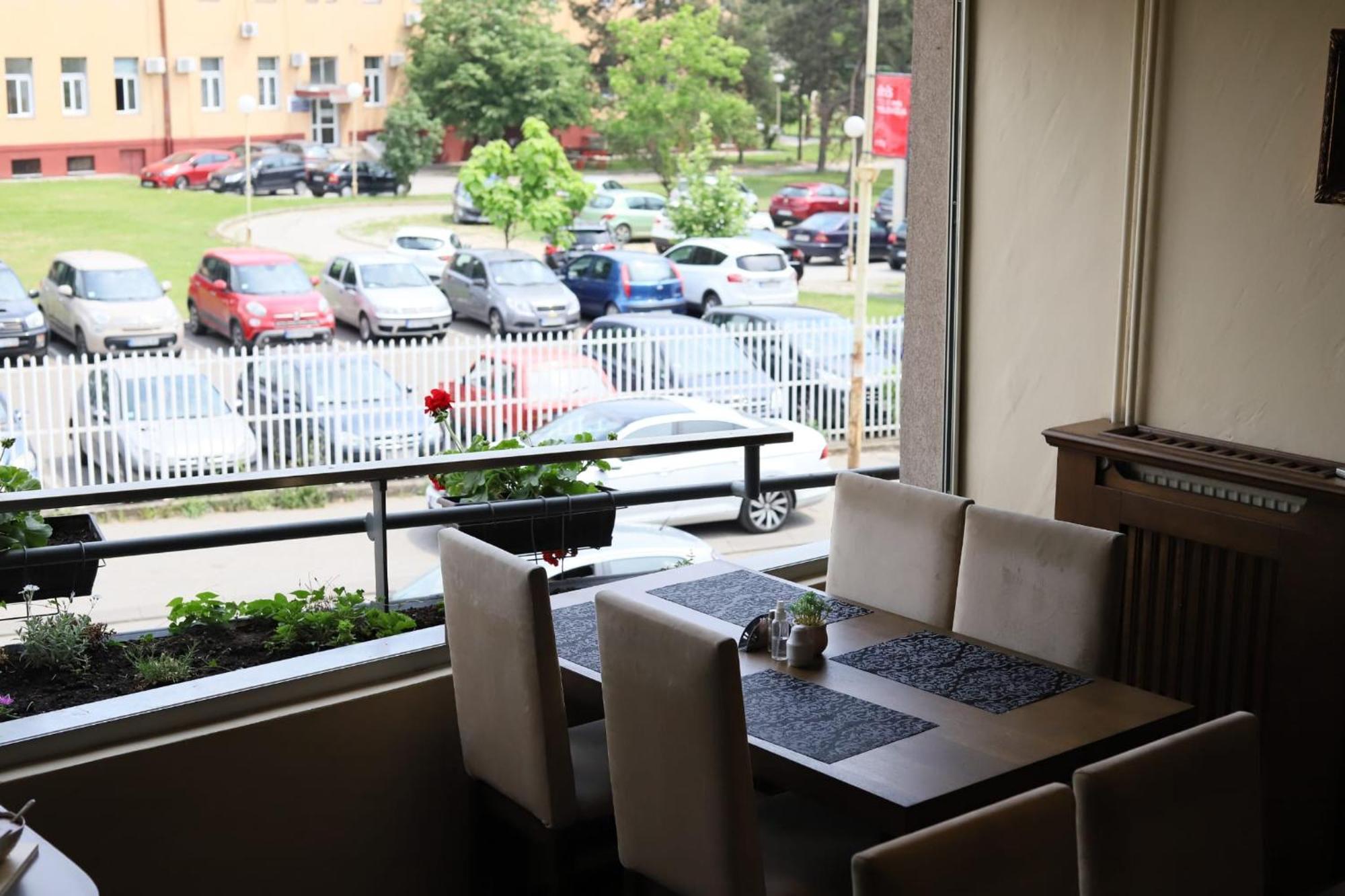 Garni Hotel Ema Kragujevac Esterno foto