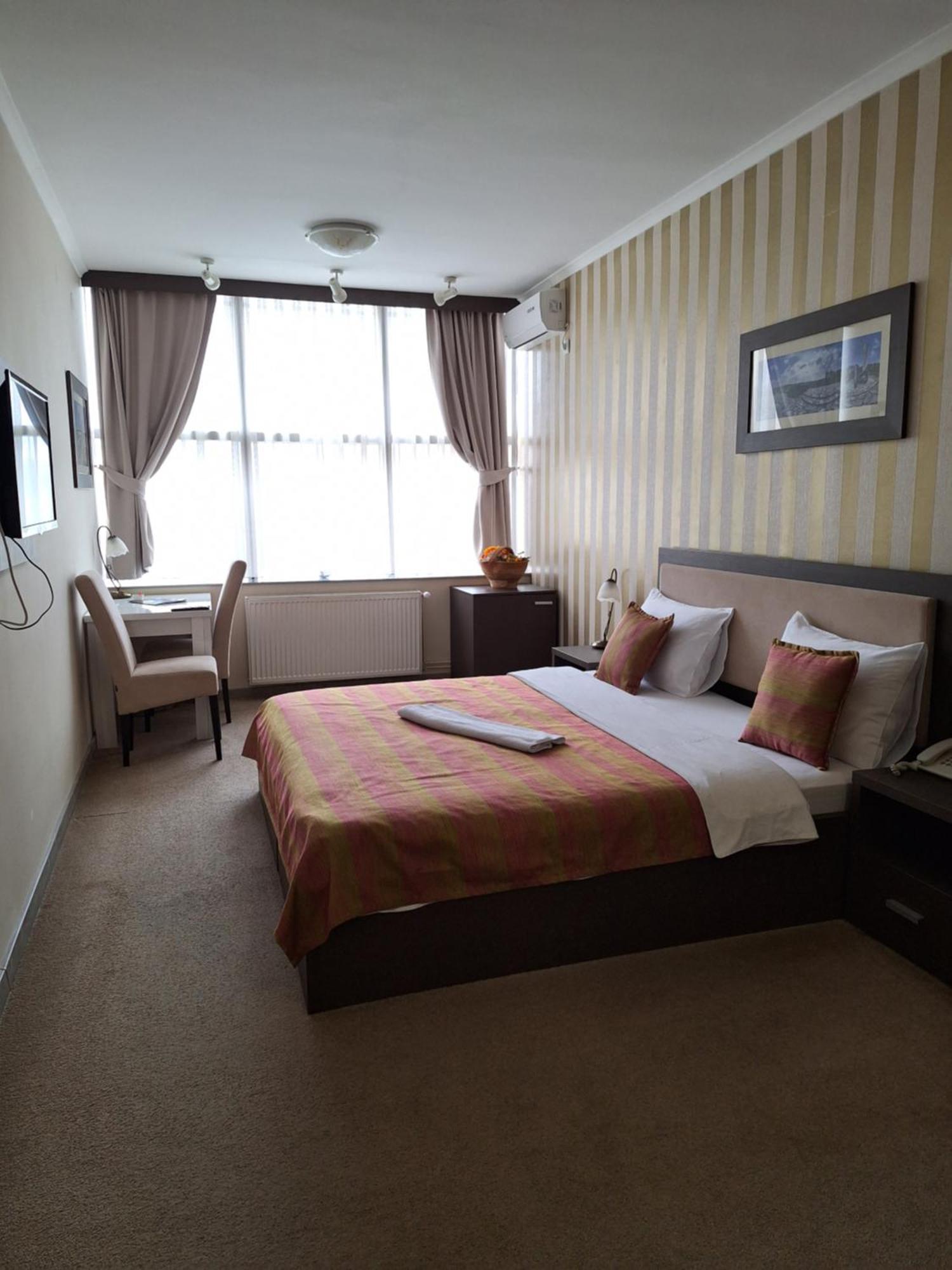 Garni Hotel Ema Kragujevac Esterno foto